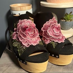 Adorable rose sandals